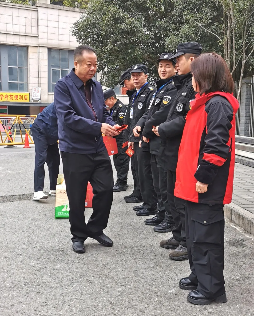 新春送温暖 | 学校董事长刘实鹏先生走访慰问春节值守教职工